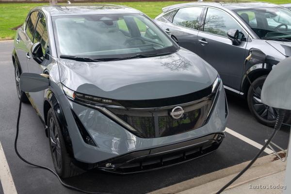 Nissan Ariya 2025 und Ariya NISMO: moderner elektrischer SUV, der bestrebt ist, der Beste zu werden