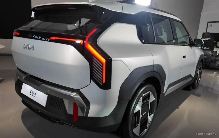 Rückansicht und Felgen des EV3 2025