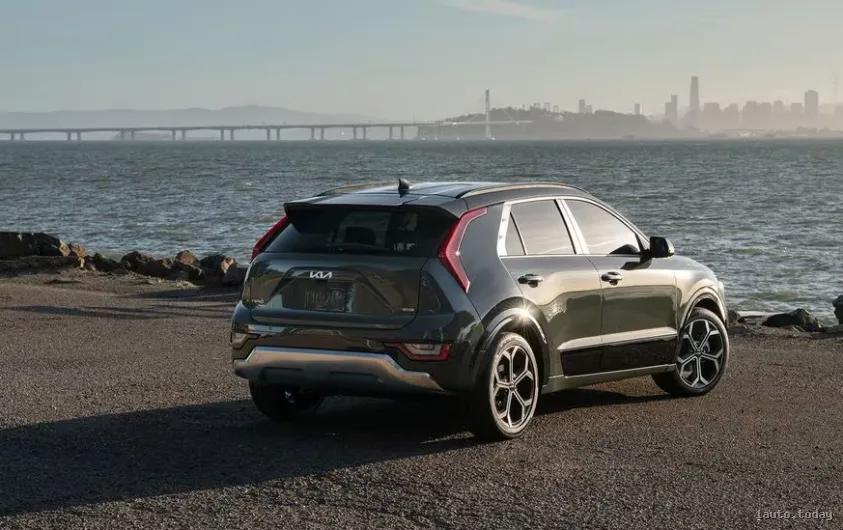 Kia Niro 2025 Heckstoßstange und Seitenansicht