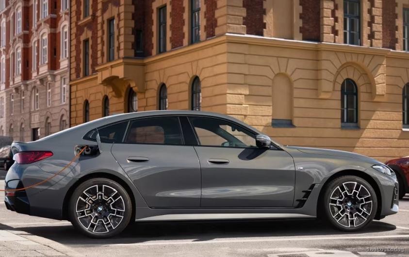 Seitenansicht des BMW i4 eDrive40