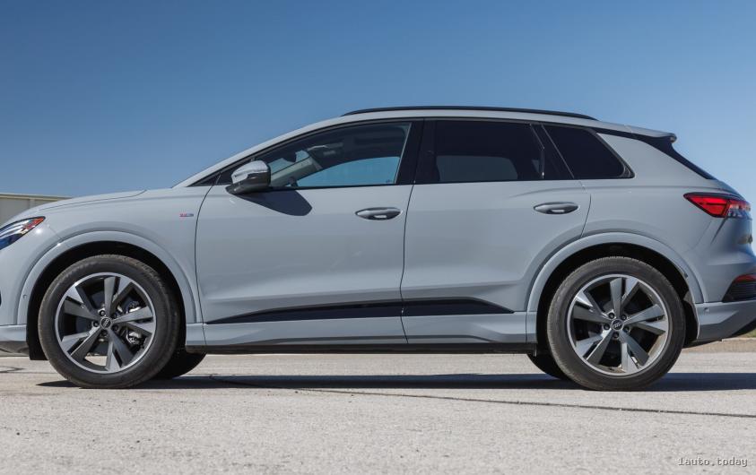 Seitenansicht des Audi Q4 e-tron 2025
