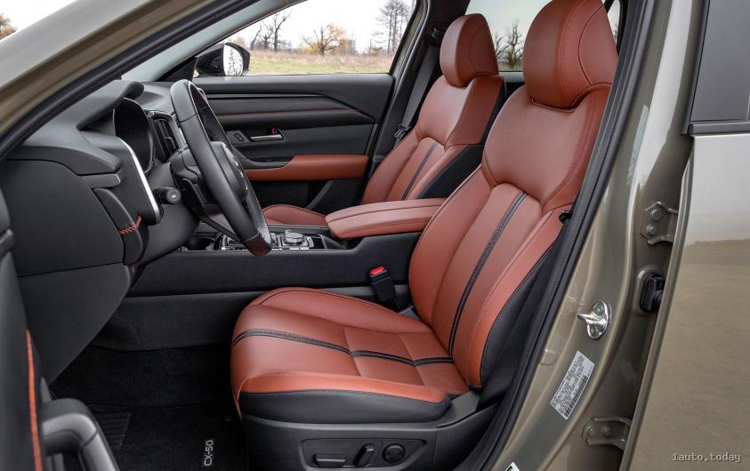 Innenraum der Mazda CX-50 Hybridversion