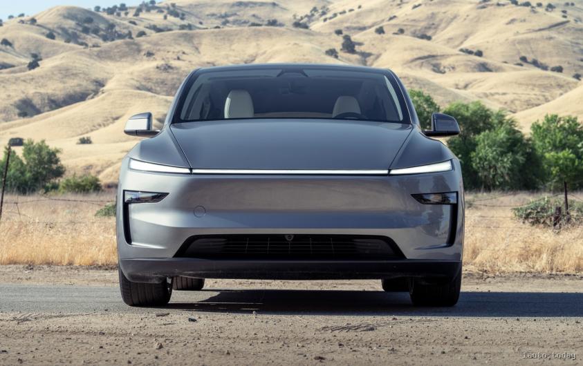 Erneuerte Frontbeleuchtung des Tesla Model Y 2026
