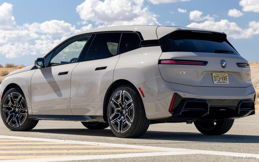 BMW iX xDrive45 2025 Heckstoßstange und Optik