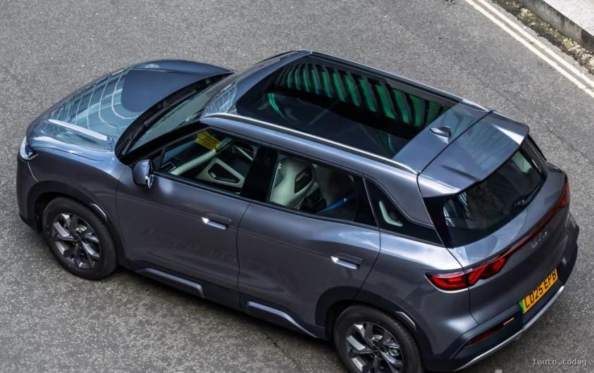 Glasdach und Seitenansicht des BYD Atto 2