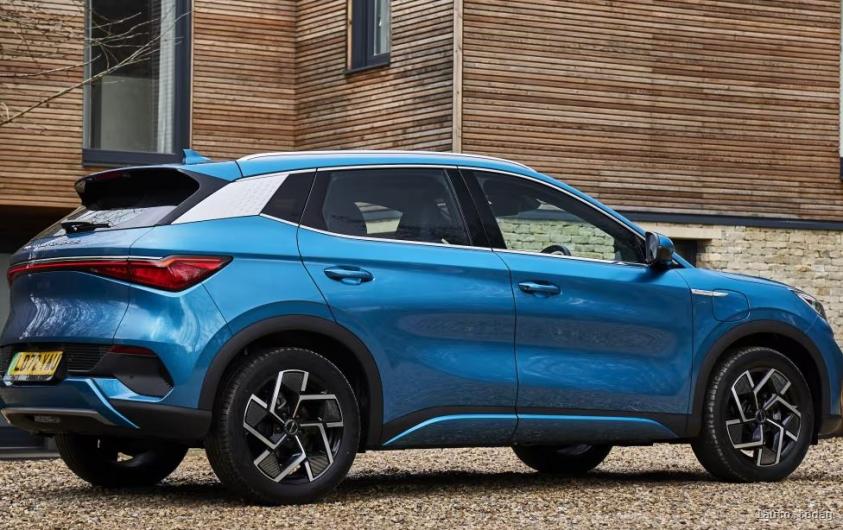 Seitenansicht und Abmessungen des BYD Atto 3