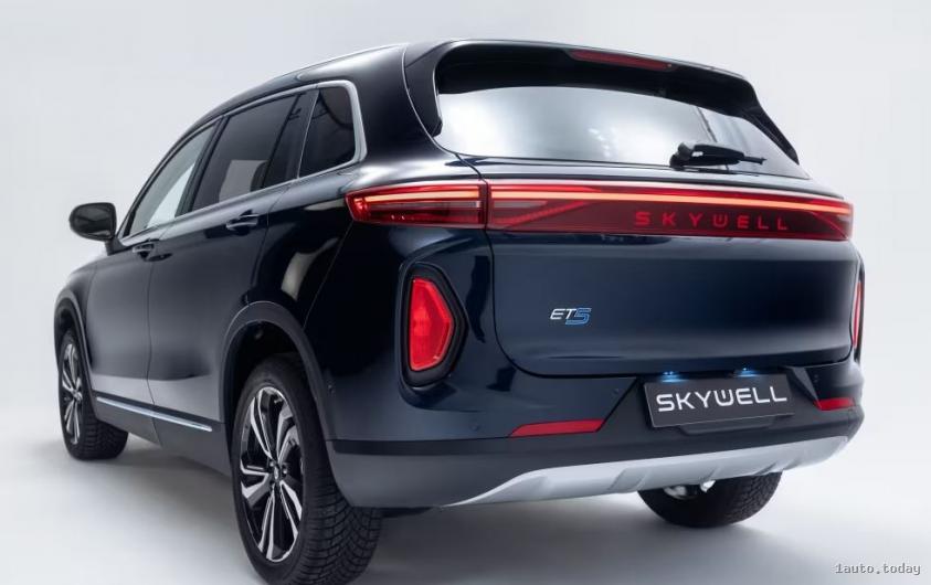 Skywell ET5 mit breiter Rückleuchte