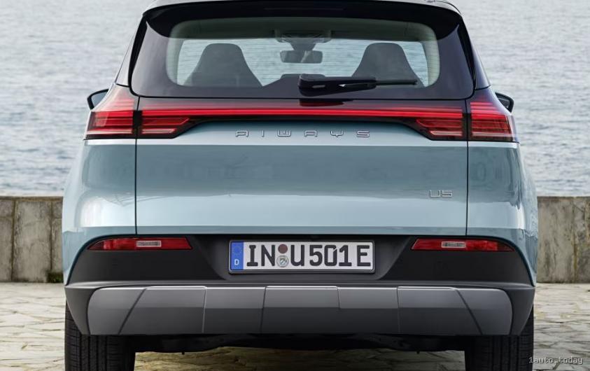 Rückleuchten und geräumiger Kofferraum des Aiways U5