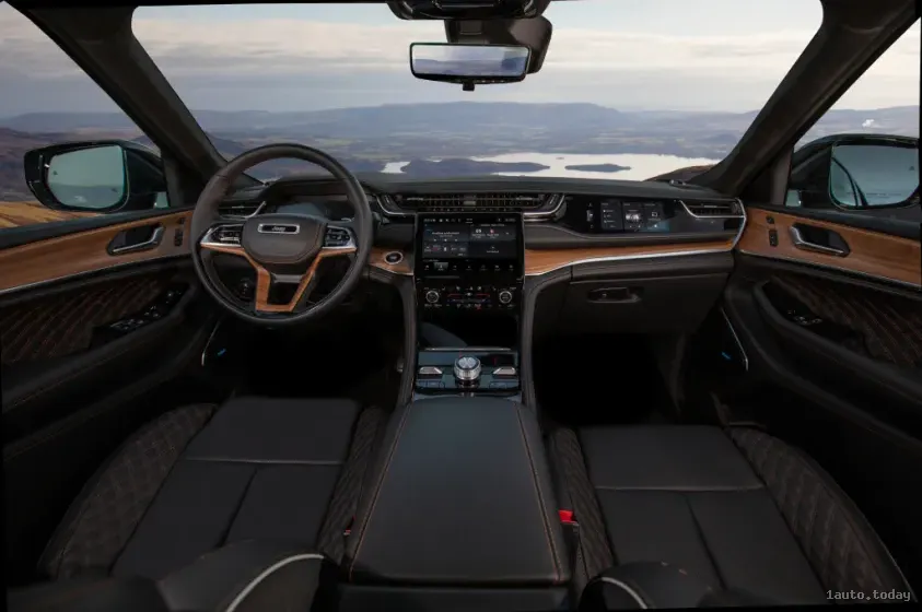 Armaturenbrett des Jeep Grand Cherokee 4XE Plag-in und luxuriöses Interieur