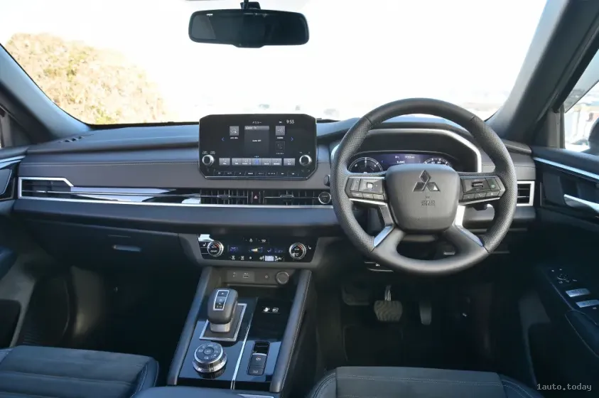 Armaturenbrett Mitsubishi Outlander 2023 Plug-in ES