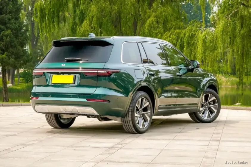 Li One 2022 Seitenansicht und Heckstoßstange