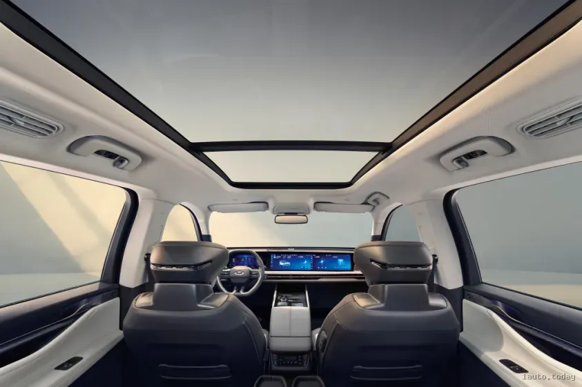 Panoramadach und modernes Interieur des Ford Edge 2024