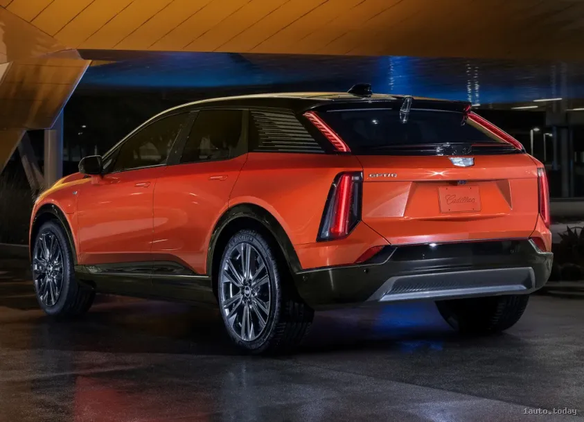 Cadillac Optiq 2024 kompakter Elektro-Crossover Rückansicht