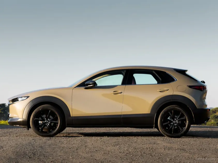 Seitenansicht des subkompakten CX-30 2024