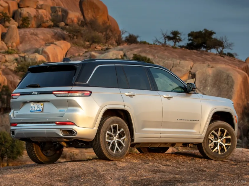 Heckstoßstange und Seitenansicht Jeep Grand Cherokee 4XE Plug-in