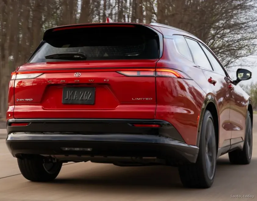 Crown Signia 2025 Heckstoßstange